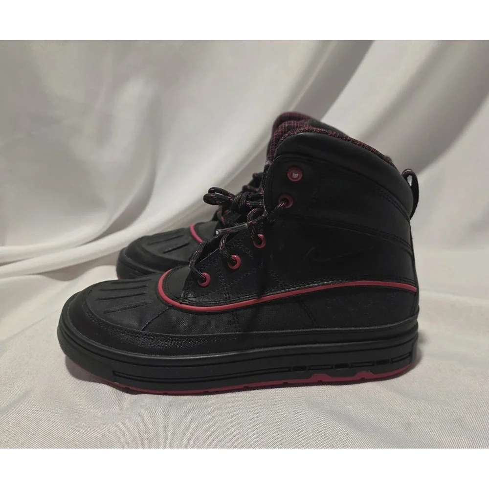 Nike 524877-001 Woodside 2 Black & Pink High Top Hiking Shoe. NWB. Youth Size 3
